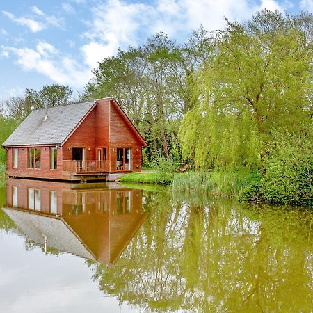 Anglesey Lakeside Lodges Menai Bridge Exterior photo