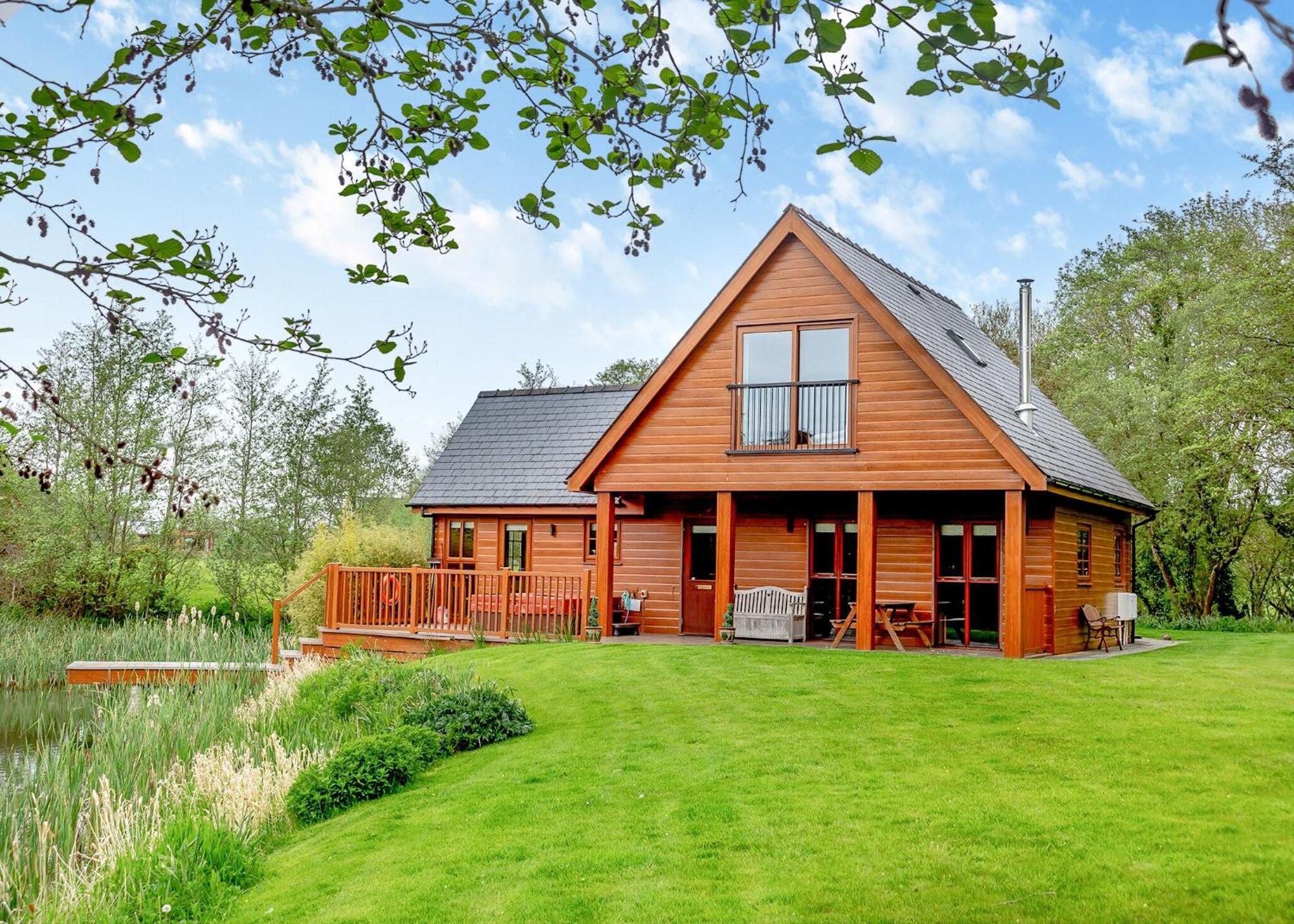 Anglesey Lakeside Lodges Menai Bridge Exterior photo
