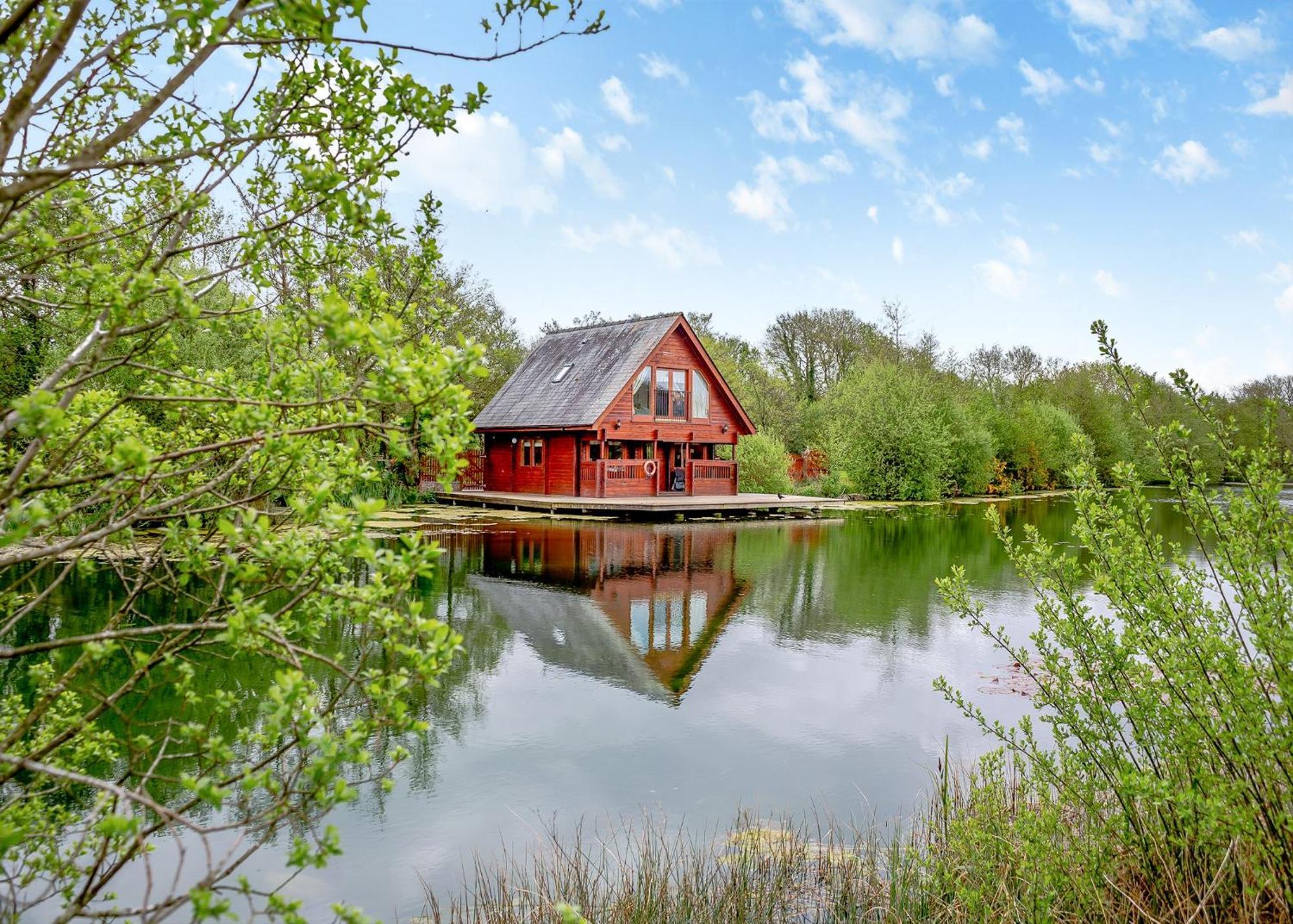 Anglesey Lakeside Lodges Menai Bridge Exterior photo