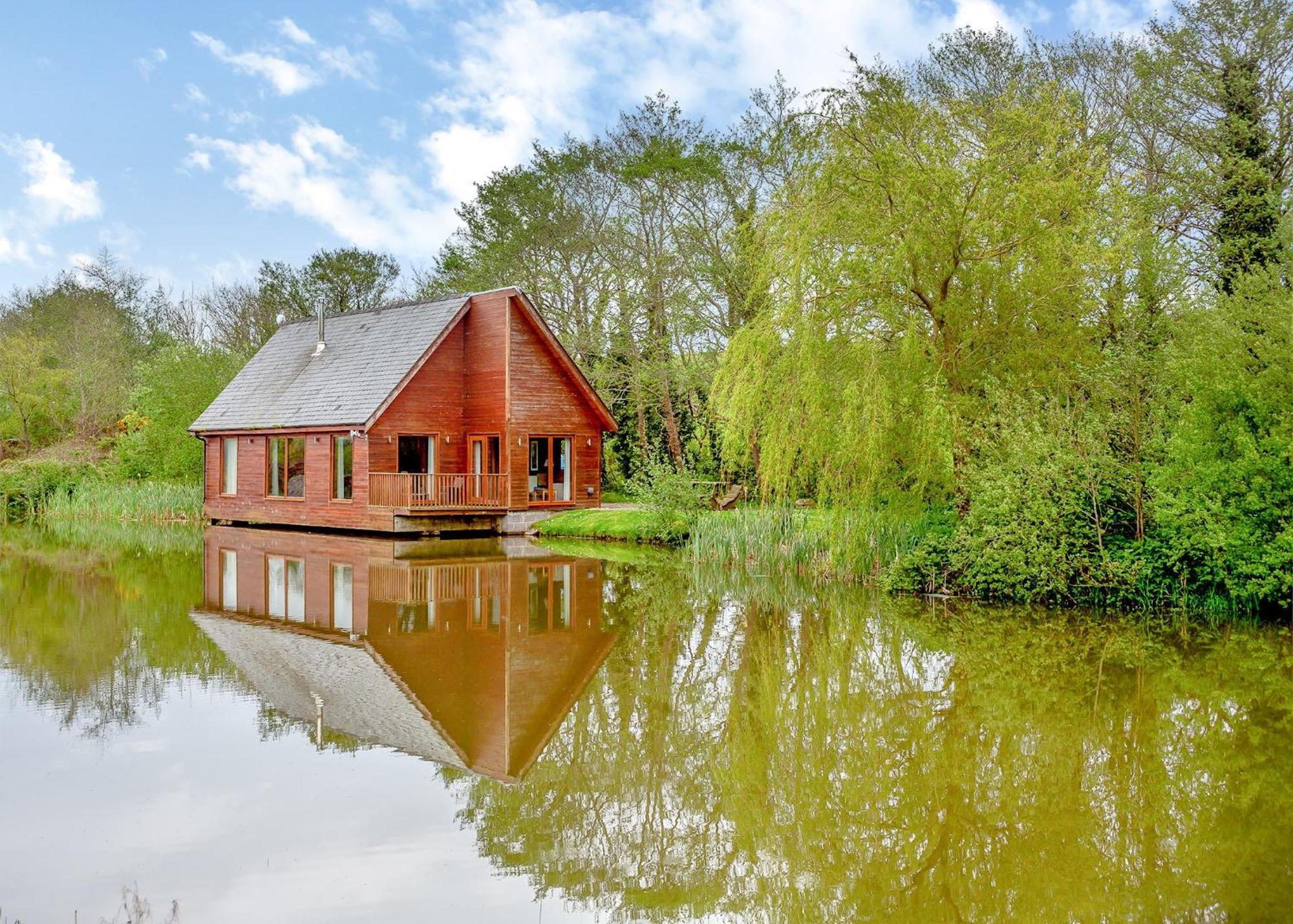 Anglesey Lakeside Lodges Menai Bridge Exterior photo